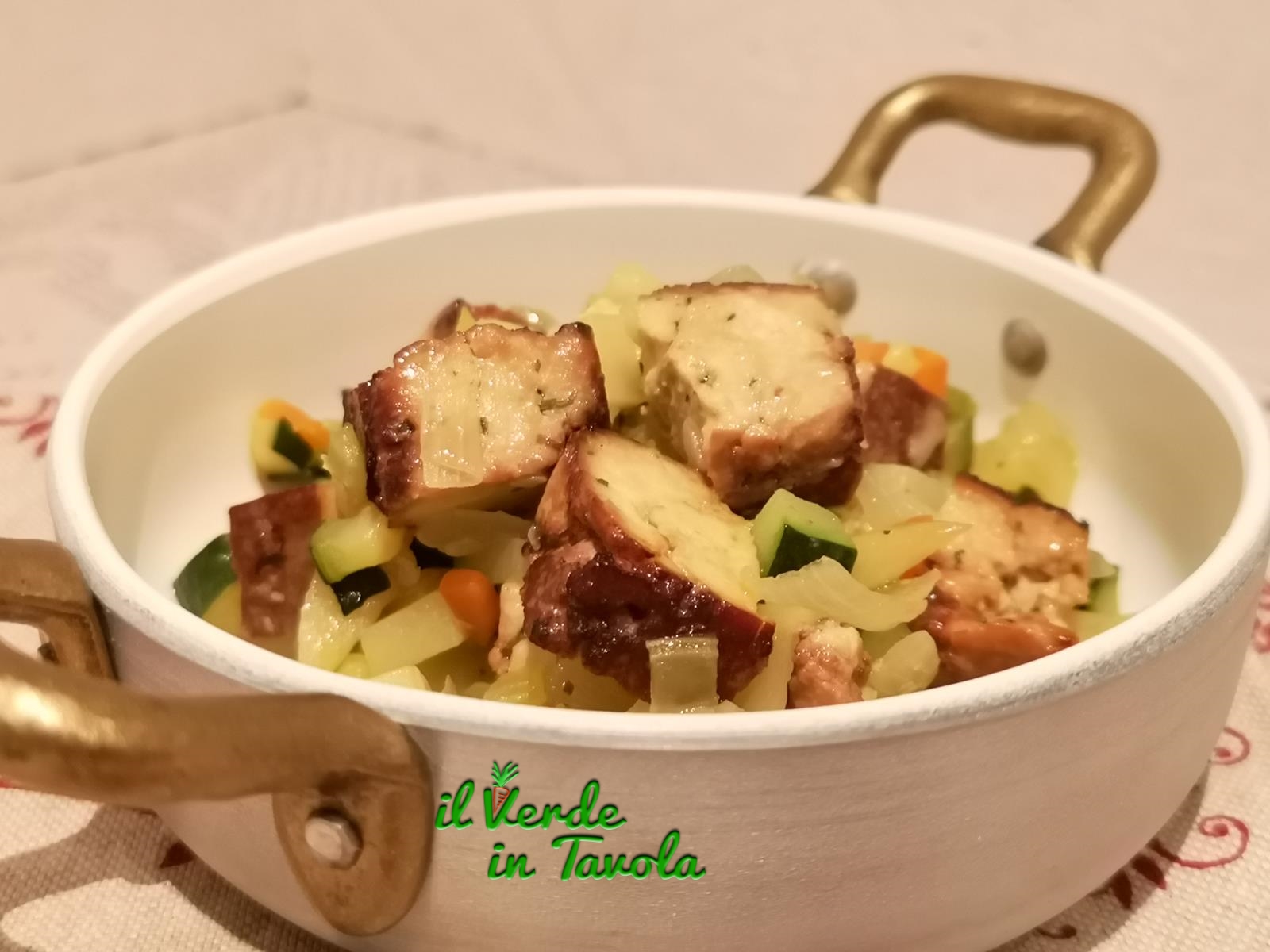 Spezzatino di tofu al marsala con cipolle, patate e zucchine la ricetta
