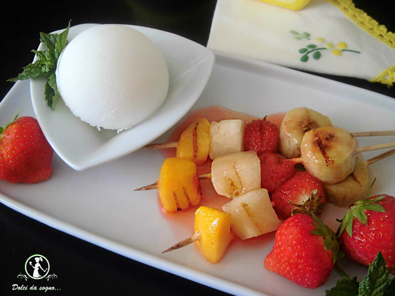 Spiedini di frutta grigliata con sorbetto al limone
