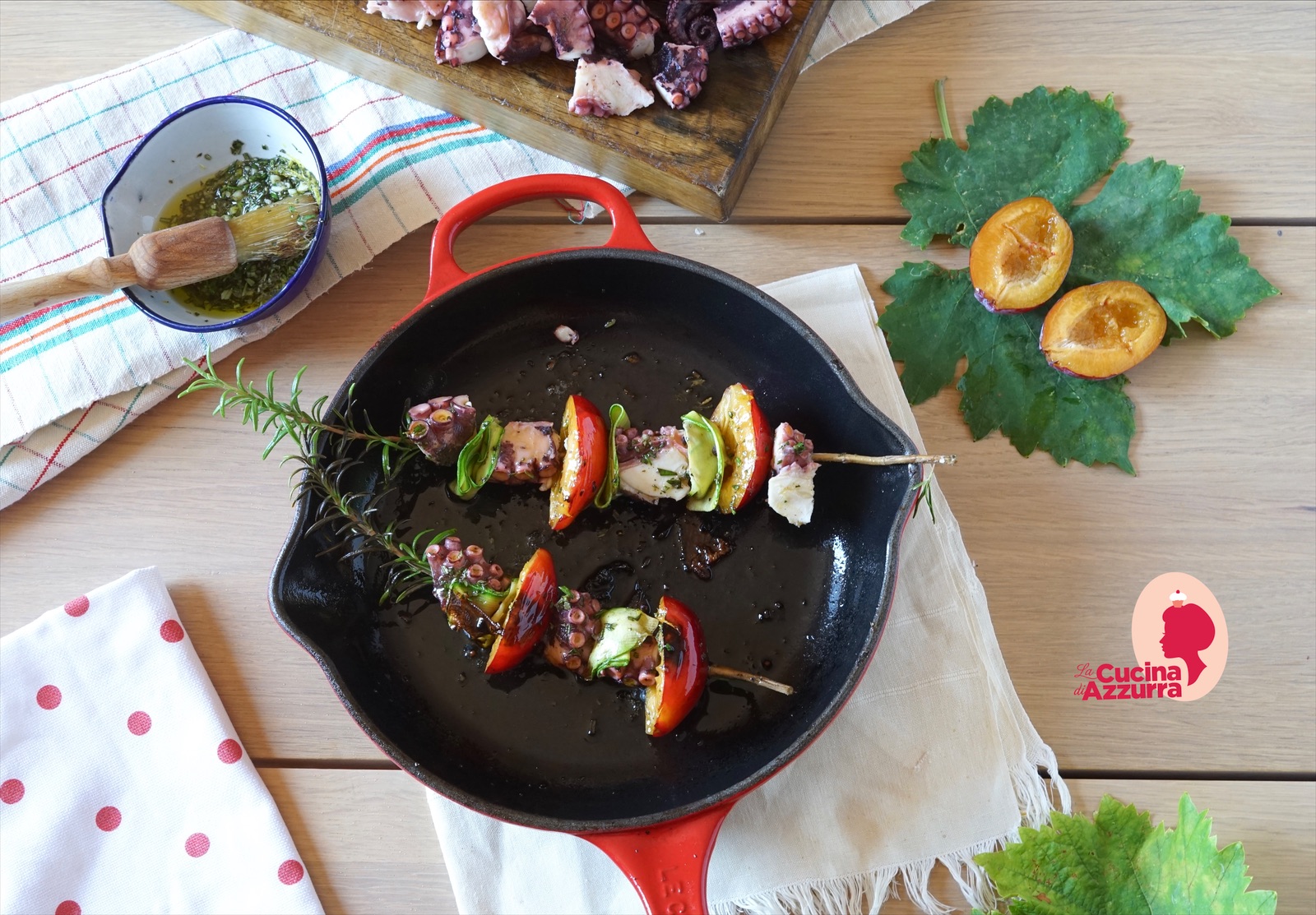 Spiedini di polpo alla griglia con susine, uva, zucchine e rosmarino