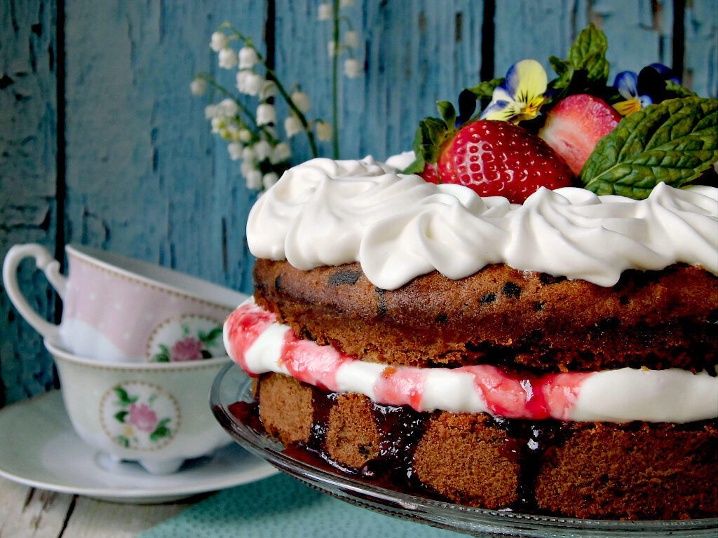 Sponge cake con cioccolato panna e fragole