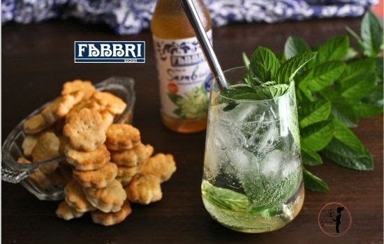 Spritz hugo analcolico con sciroppo di sambuco fabbri1905 e biscotti salati in friggitrice ad aria: un aperitivo per tutti!