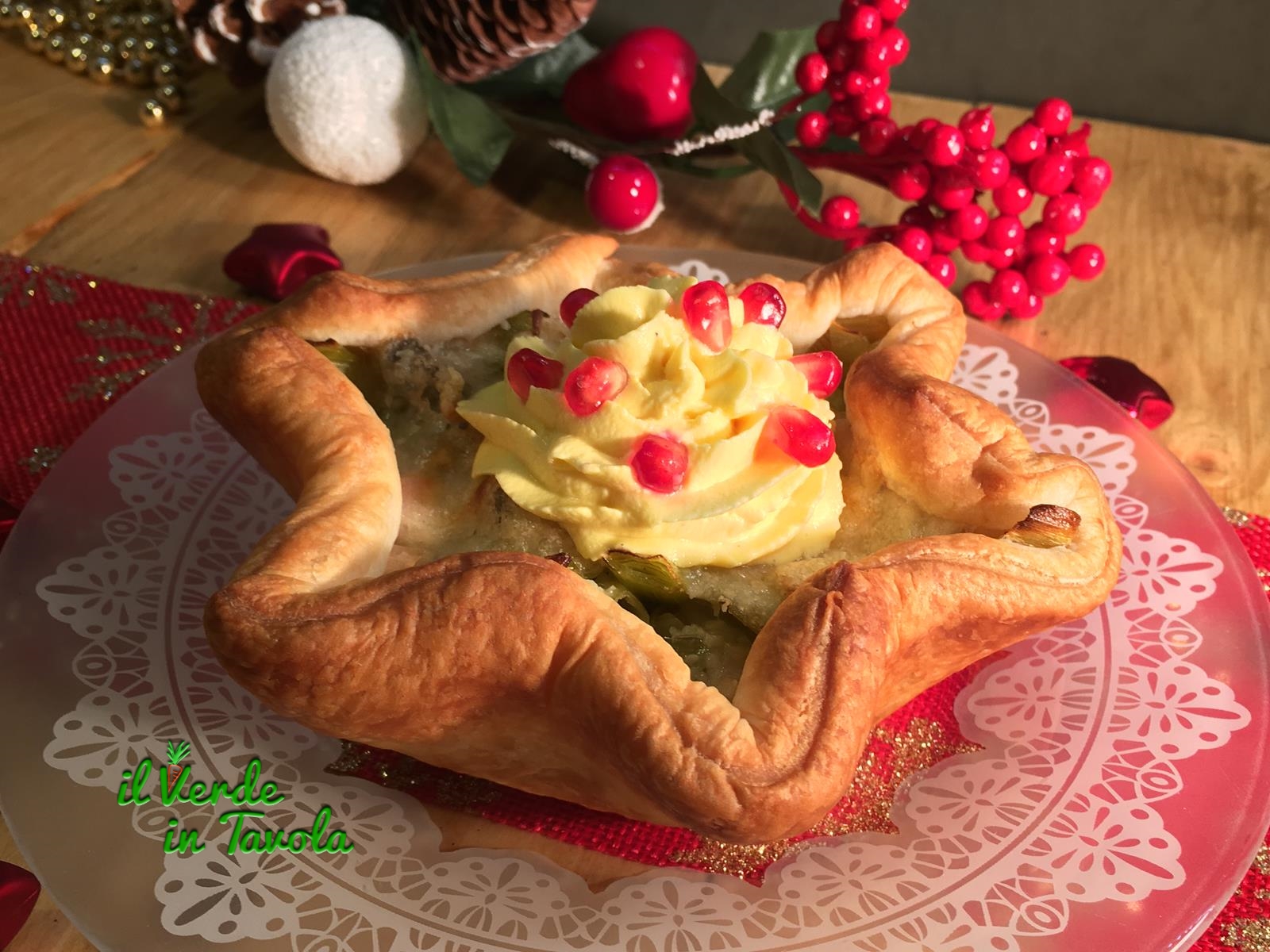 Stelle di sfoglia con porri caramellati, gorgonzola e mousse di caprino