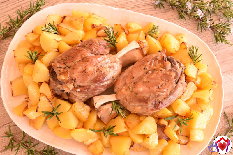 Stinco con patate al forno