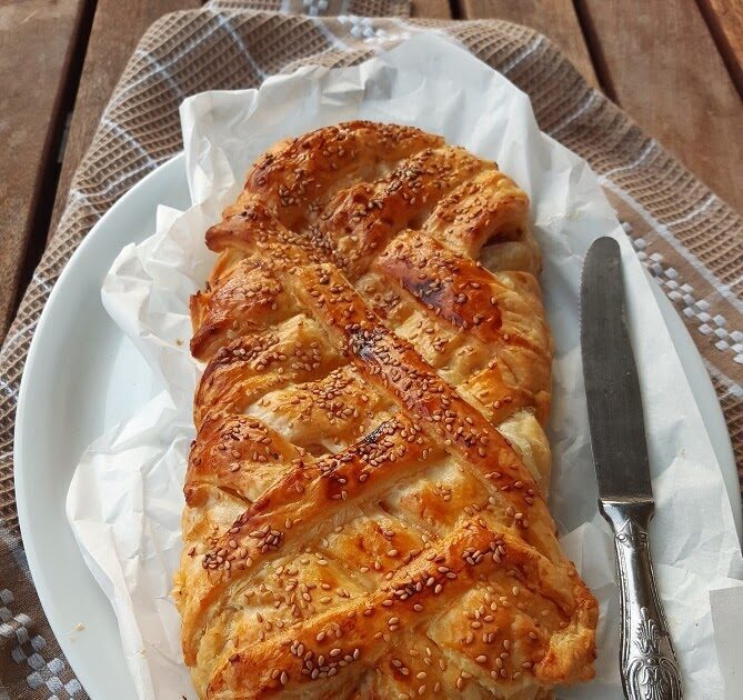 Strudel con carciofini, stracchino e speck