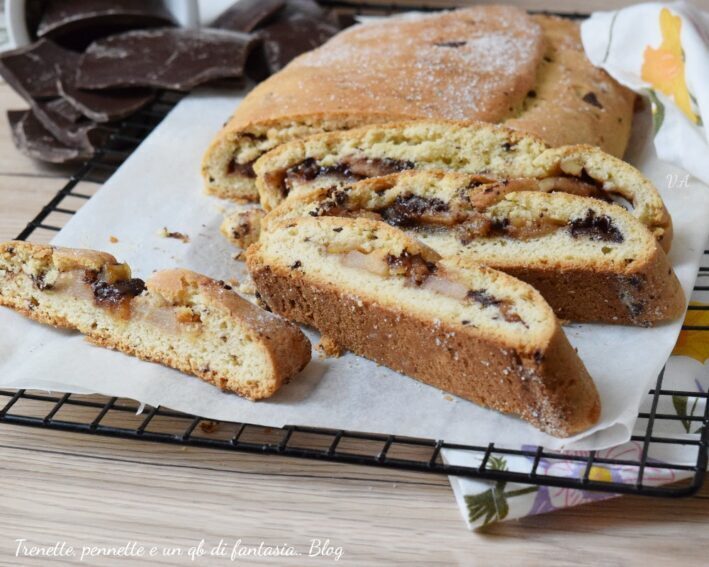 Strudel di frolla che si trasforma in  biscottoni dal cuore tenero di mela pera e cioccolato fondente