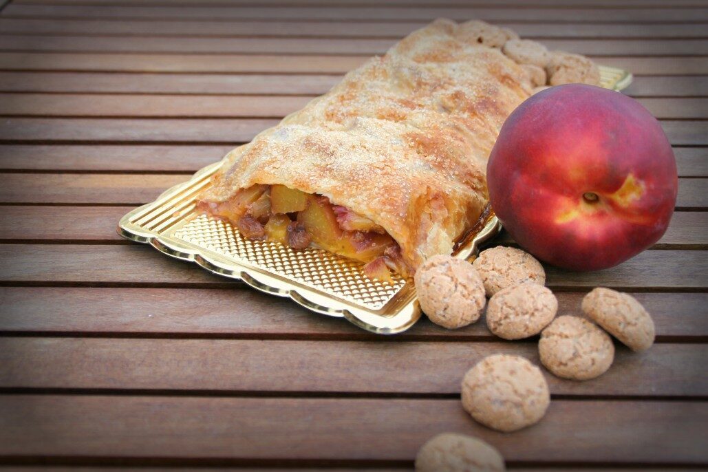 Strudel di pesche e amaretti