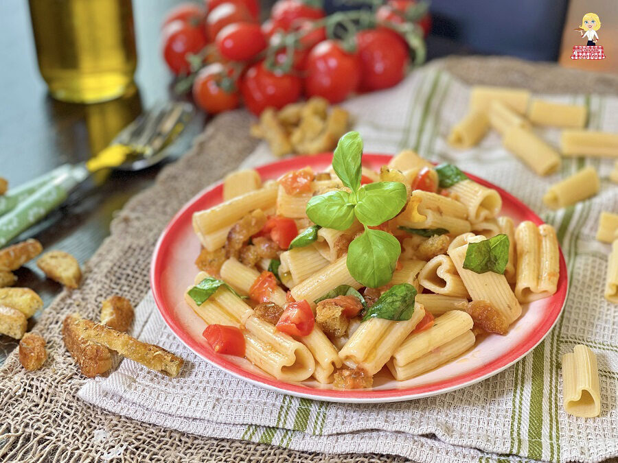 Sugo con pomodorini freschi basilico e bruschetta