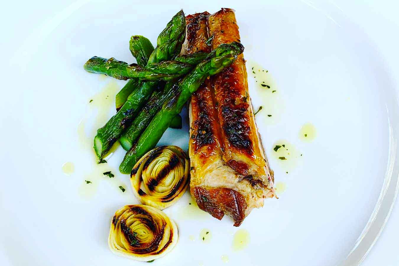 Tacchino alla griglia, asparagi e porri