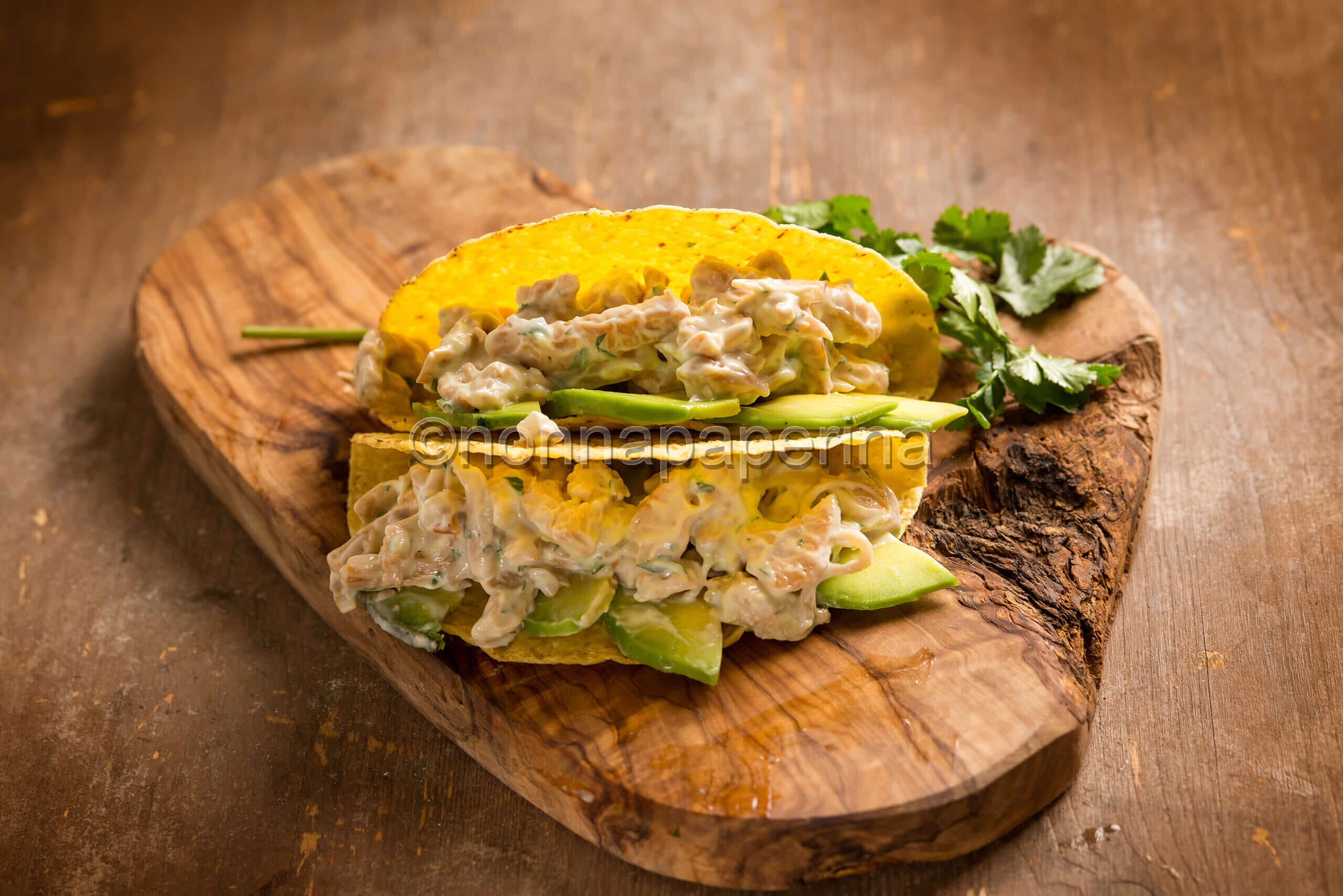 Tacos con pollo e avocado, uno street food ricco e cremoso