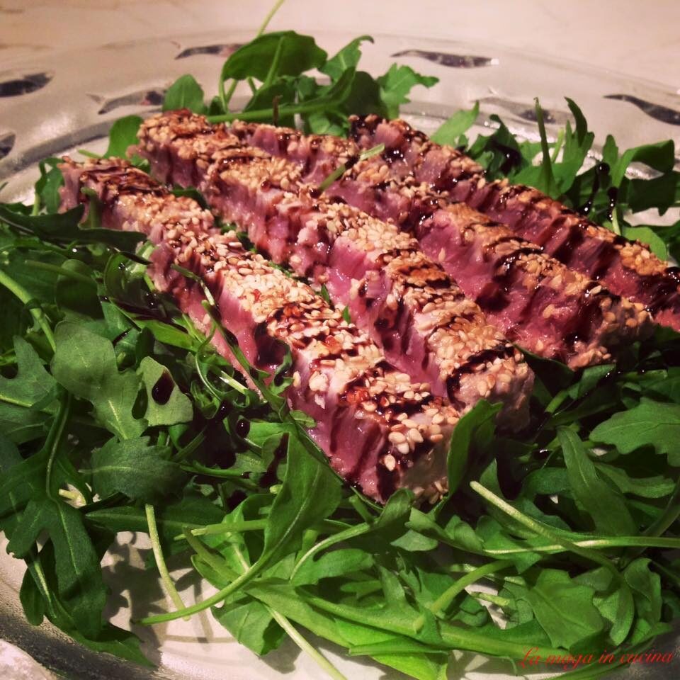 Tagliata di tonno in crosta di sesamo e aceto balsamico