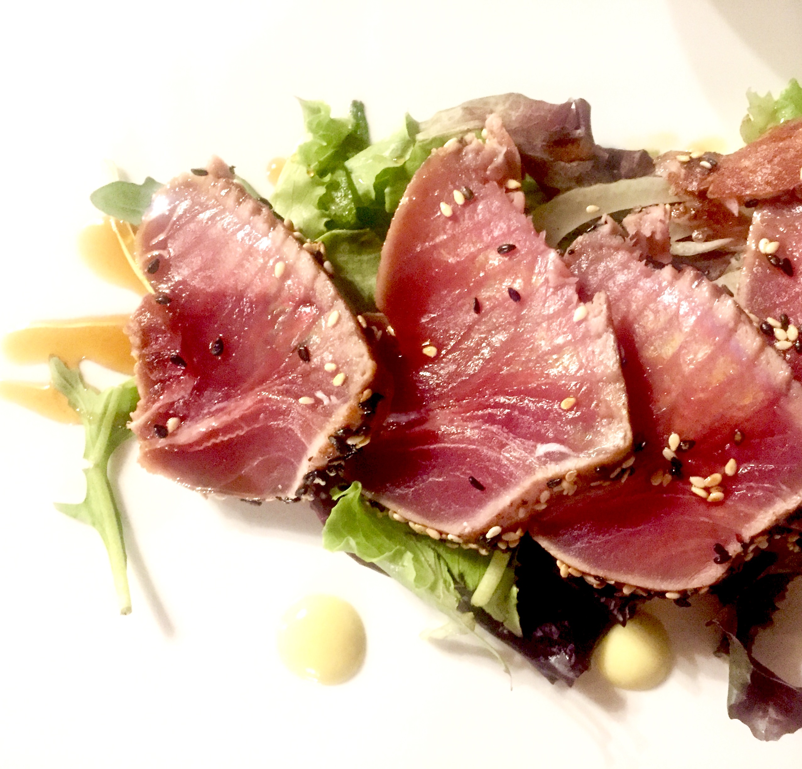 Tagliata di tonno in crosta di sesamo