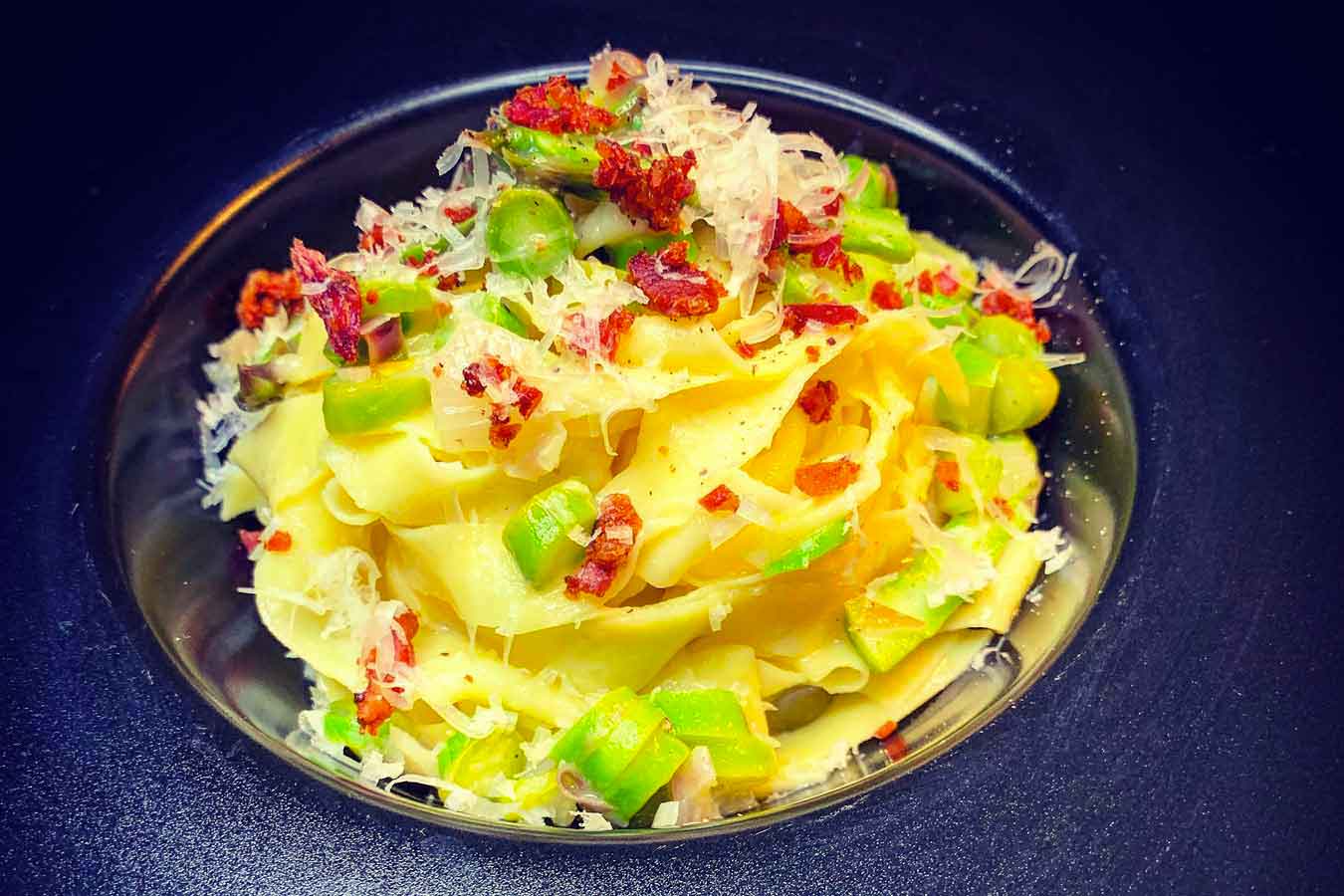 Tagliatelle agli asparagi, guanciale croccante e pecorino