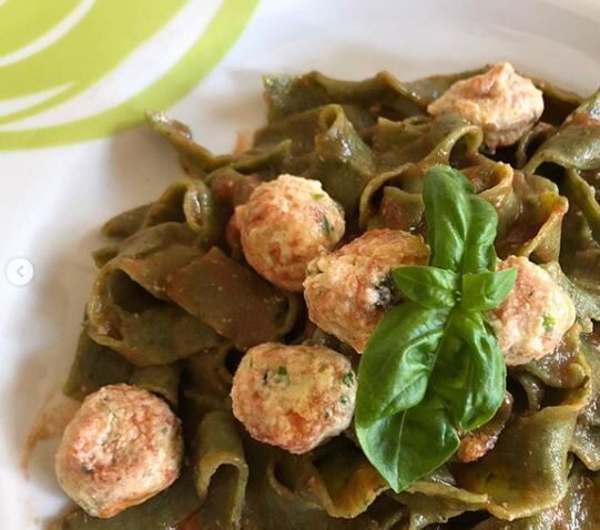 Tagliatelle al basilico con polpettine di ricotta