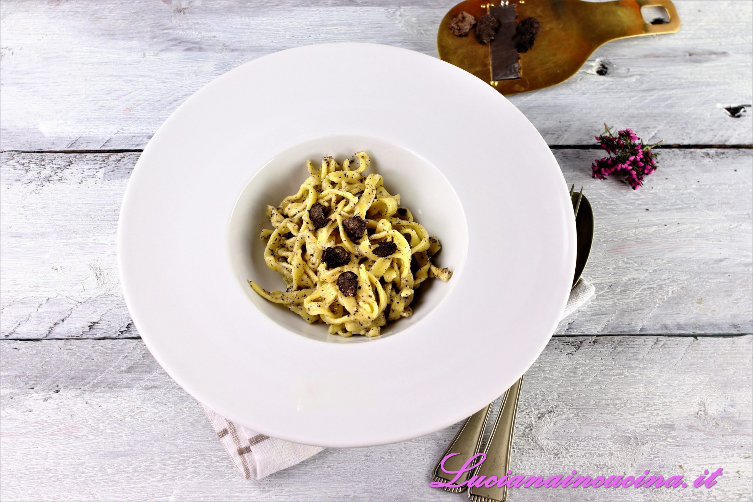 Tagliatelle al burro e tartufo