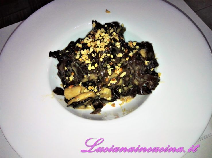 Tagliatelle al cacao con salsa di porcini, asiago e nocciole