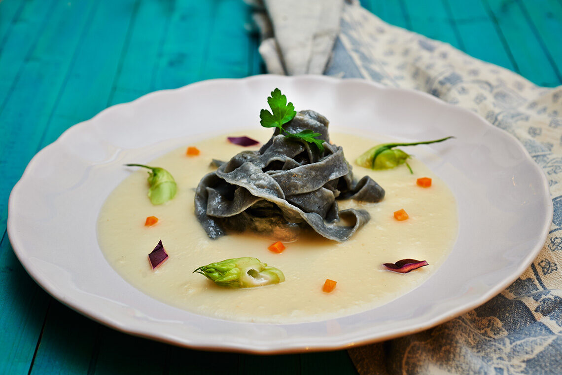 Tagliatelle al carbone e scorzanera