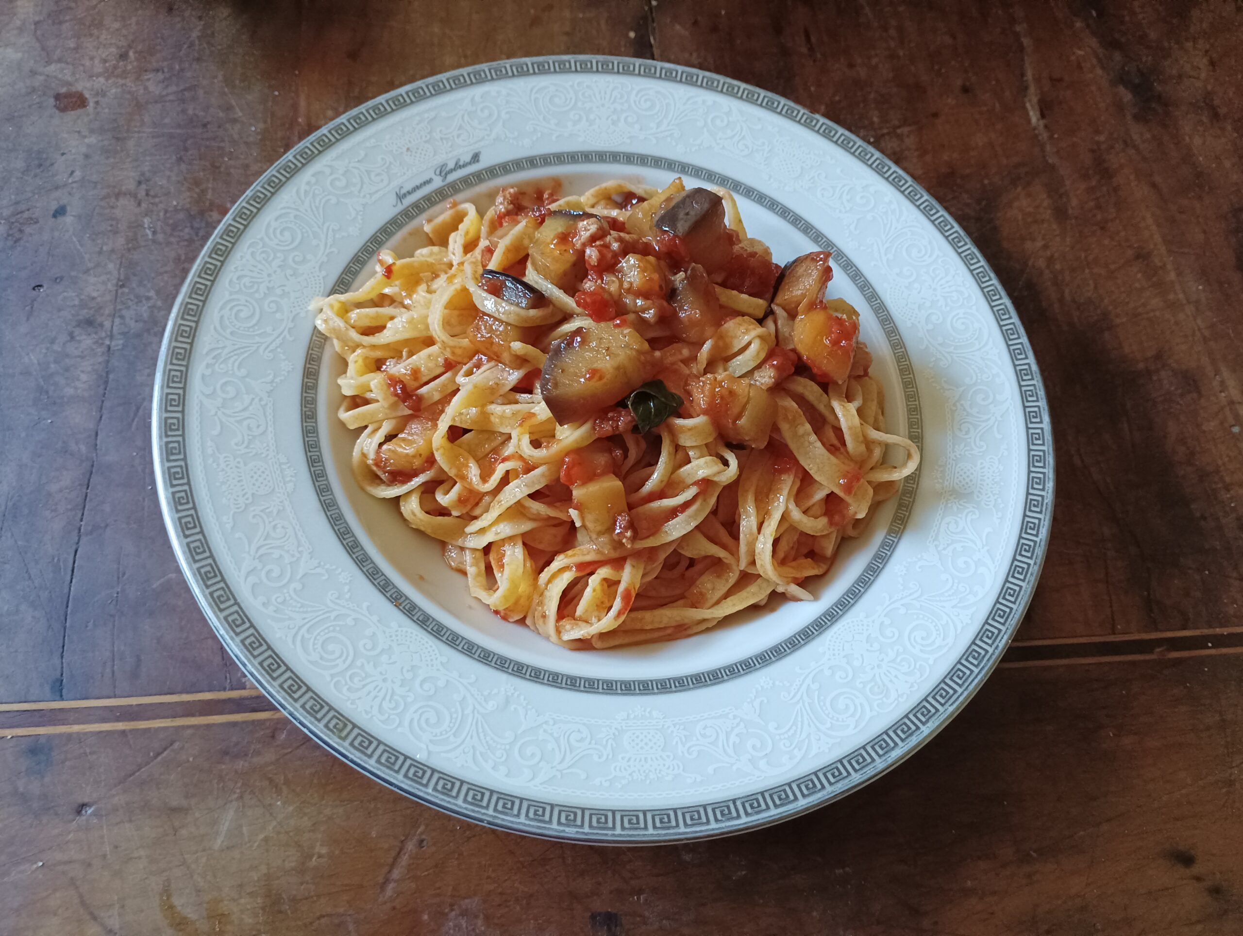 Tagliatelle al ragù di pancetta e melanzane