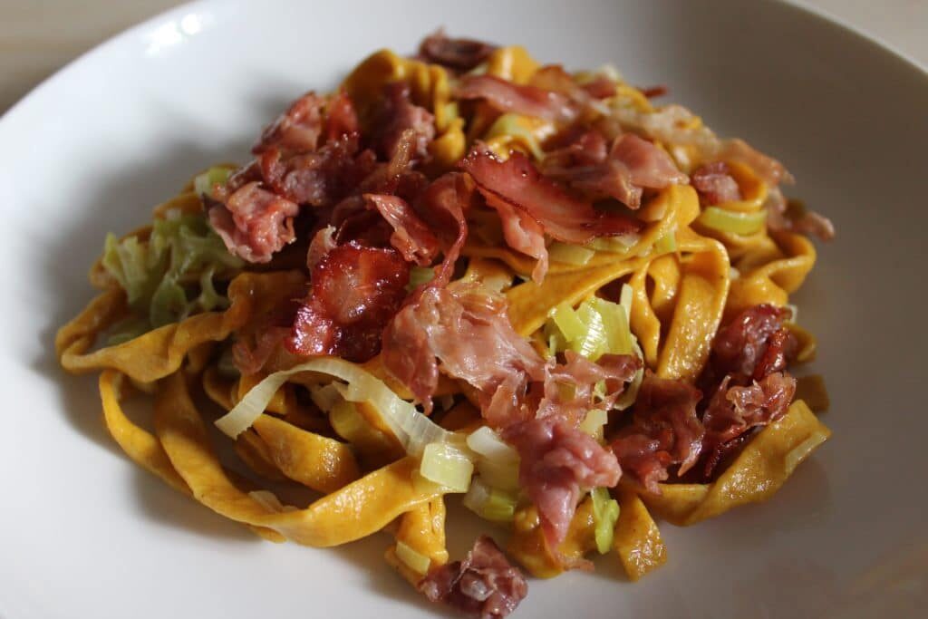 Tagliatelle alla curcuma con porri e prosciutto