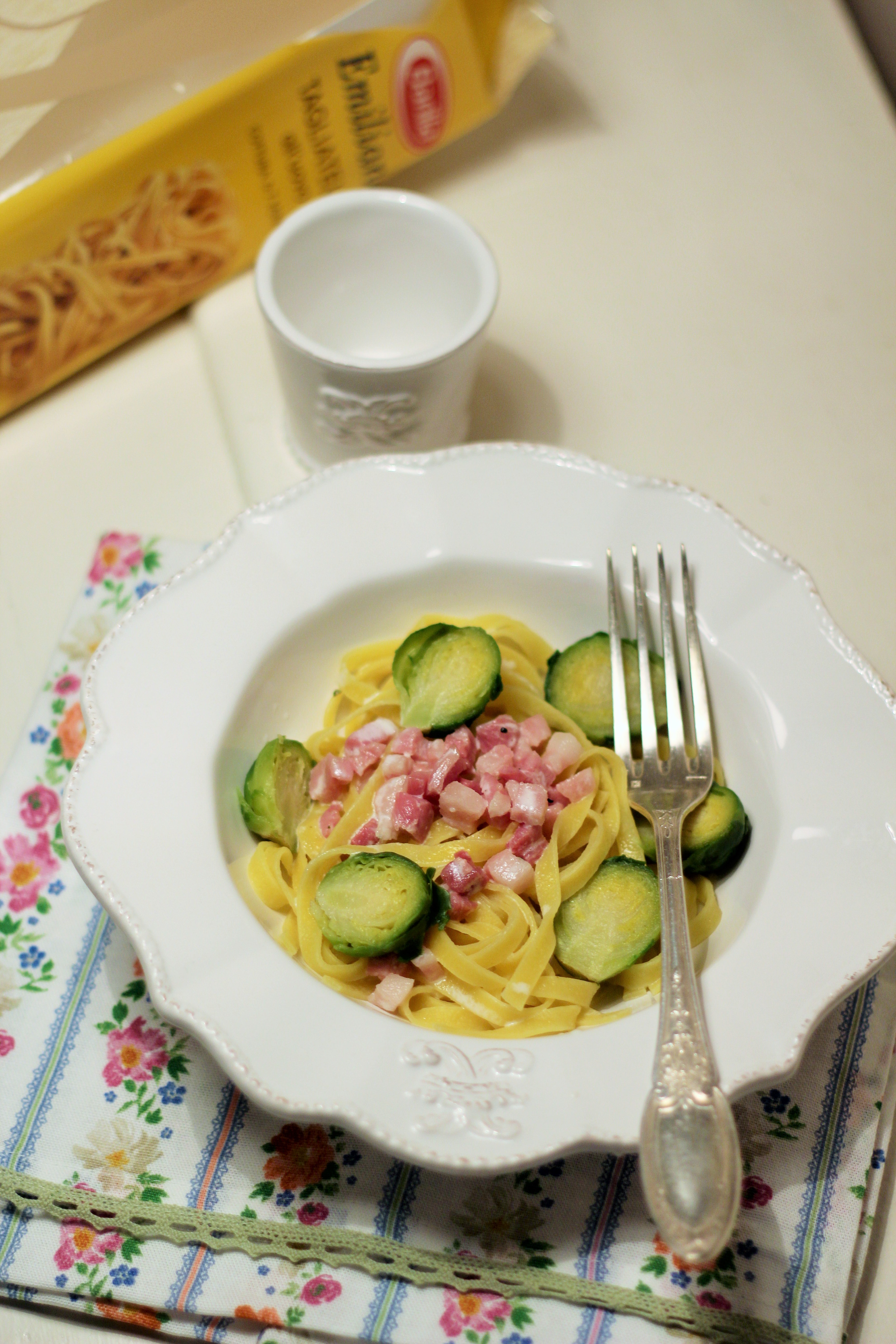 Tagliatelle all’uovo con cavoletti di bruxelles e pancetta