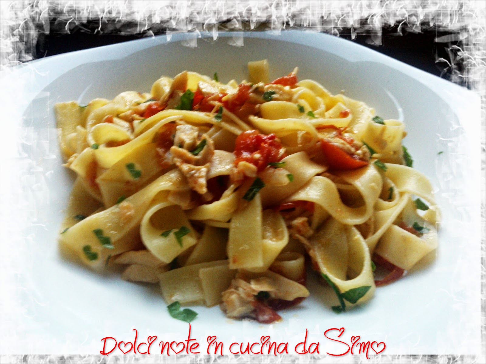 Tagliatelle con filetti di salmone e pomodorini