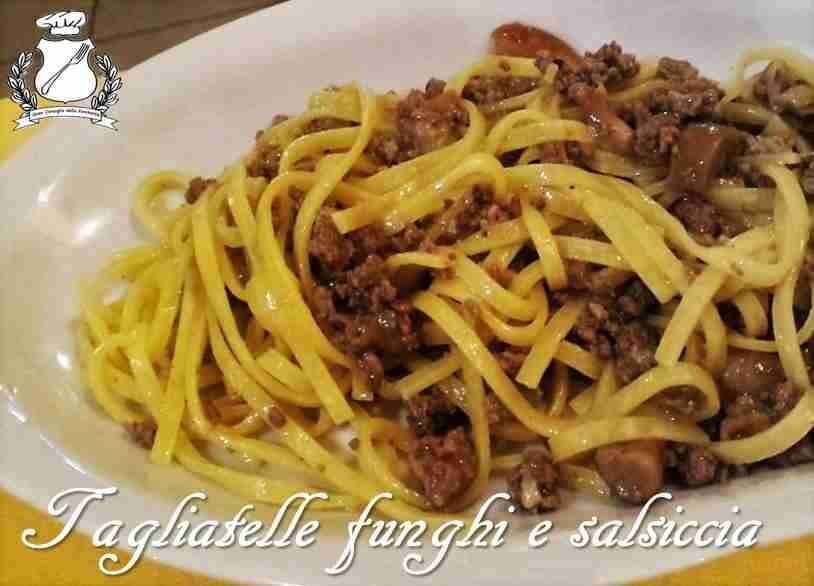 Tagliatelle con funghi e salsiccia