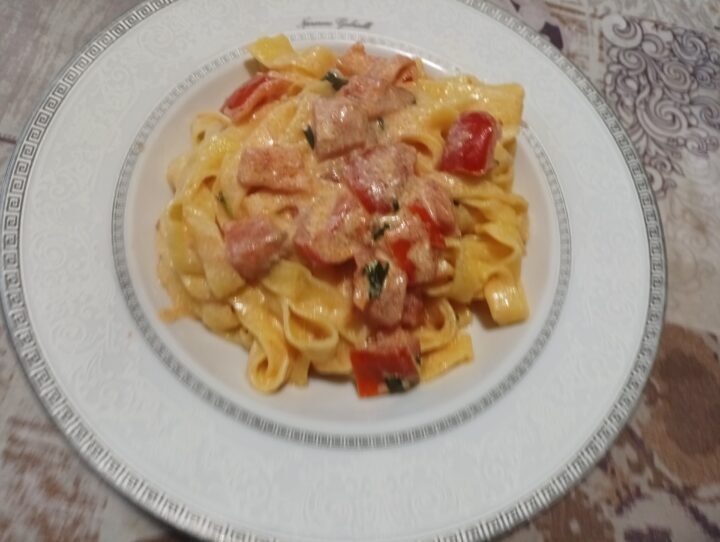 Tagliatelle con pomodorini e robiola