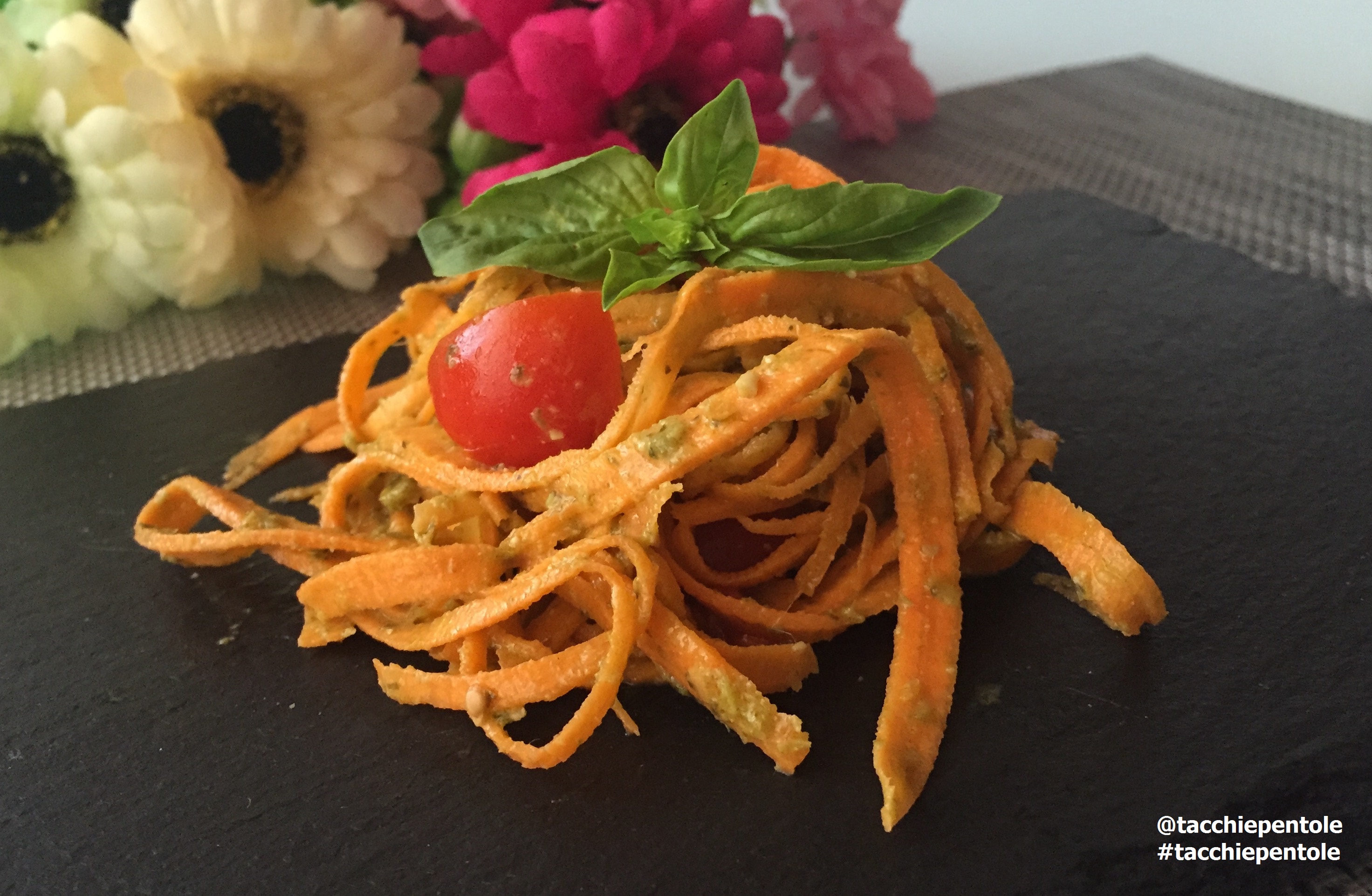 Tagliatelle di carote al pesto di rucola e pomodorini #rawfood