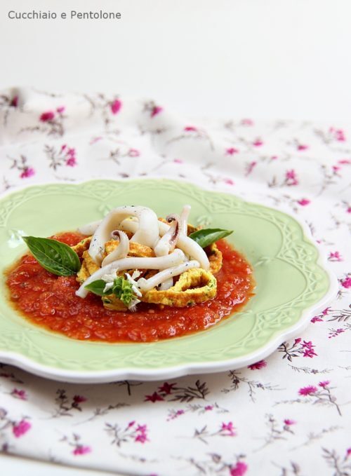 Tagliatelle di seppia e frittata agli albumi e curry con vellutata di pomodoro
