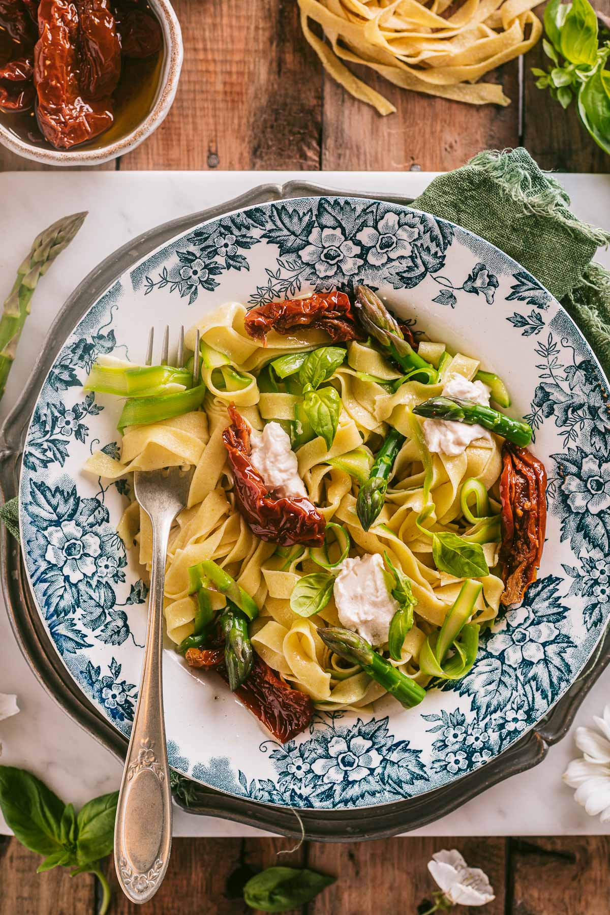 Tagliatelle senza uova agli asparagi e pomodori secchi | vegan sun dried tomato asparagus tagliatelle