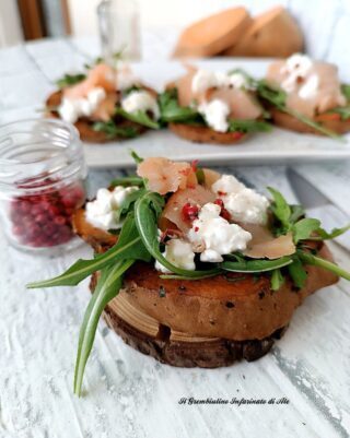 Tapas di patate dolci con rucola e salmone