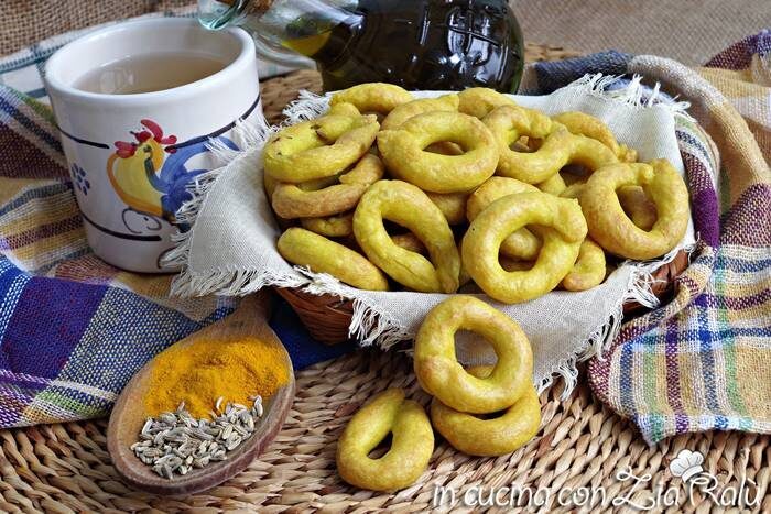 Taralli alla curcuma e finocchio