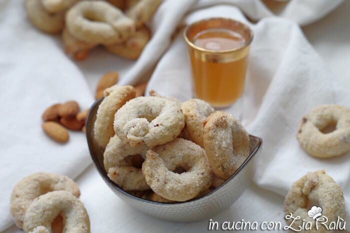 Taralli dolci alle mandorle e amaretto