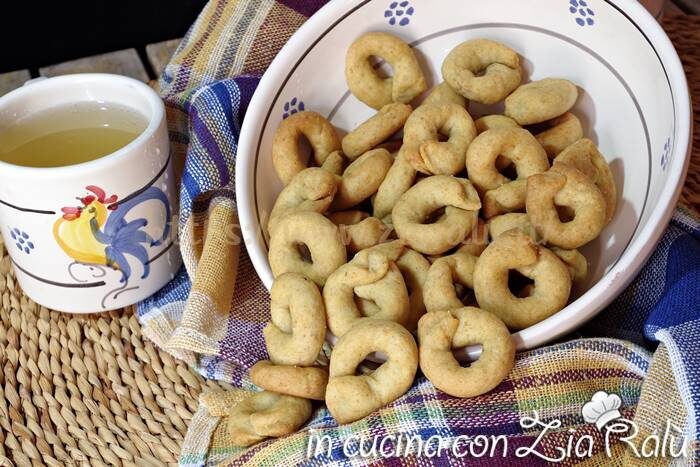 Taralli pugliesi senza bollitura con semola