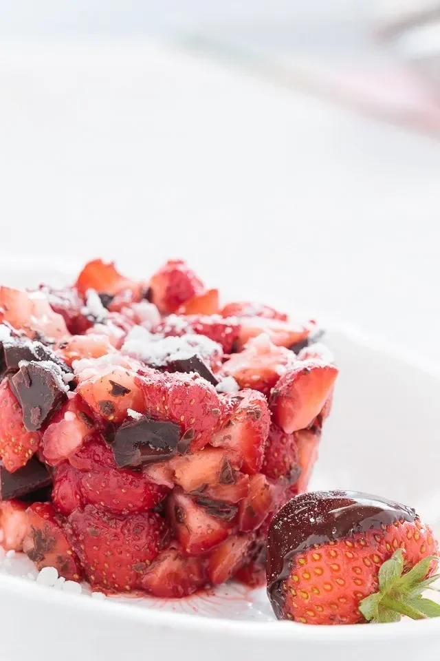 Tartare di fragole e cioccolato fondente