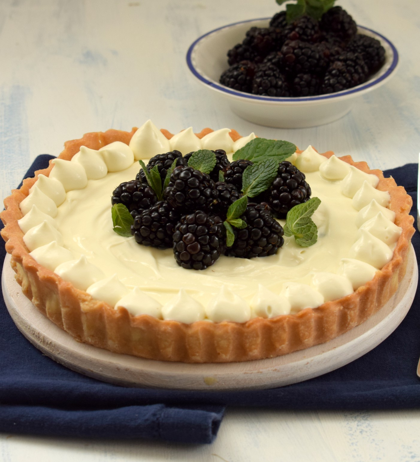 Tarte con namelaka e confettura di more