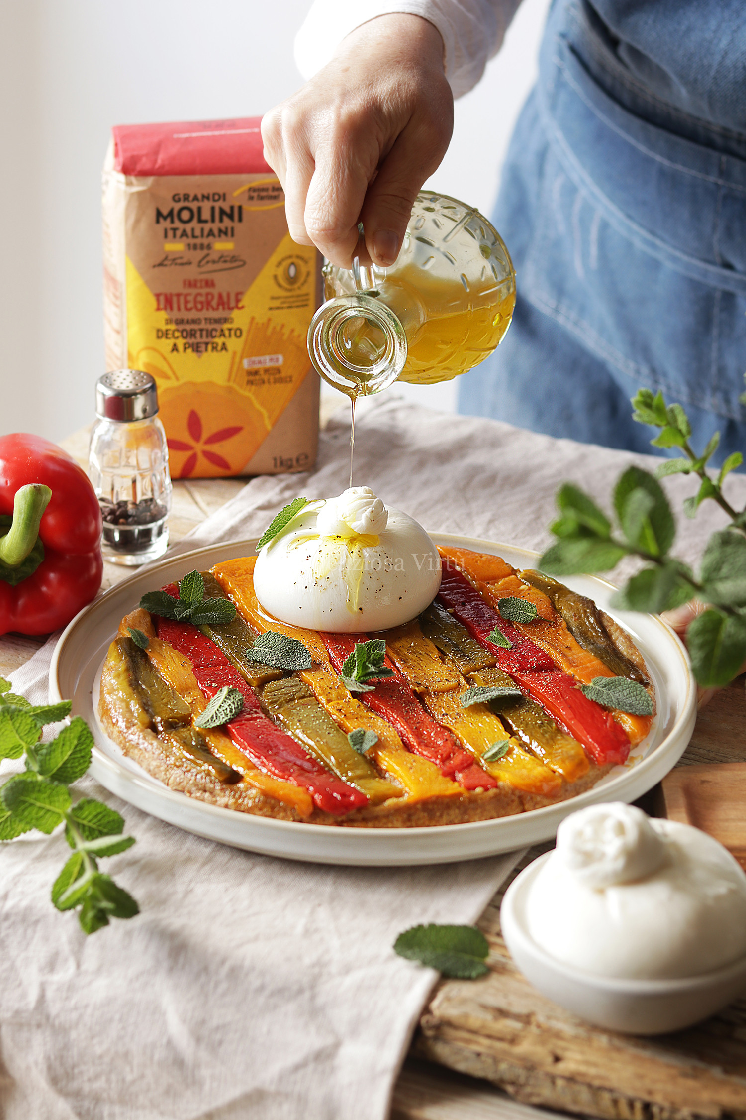 Tarte tatin con peperoni, burrata e menta