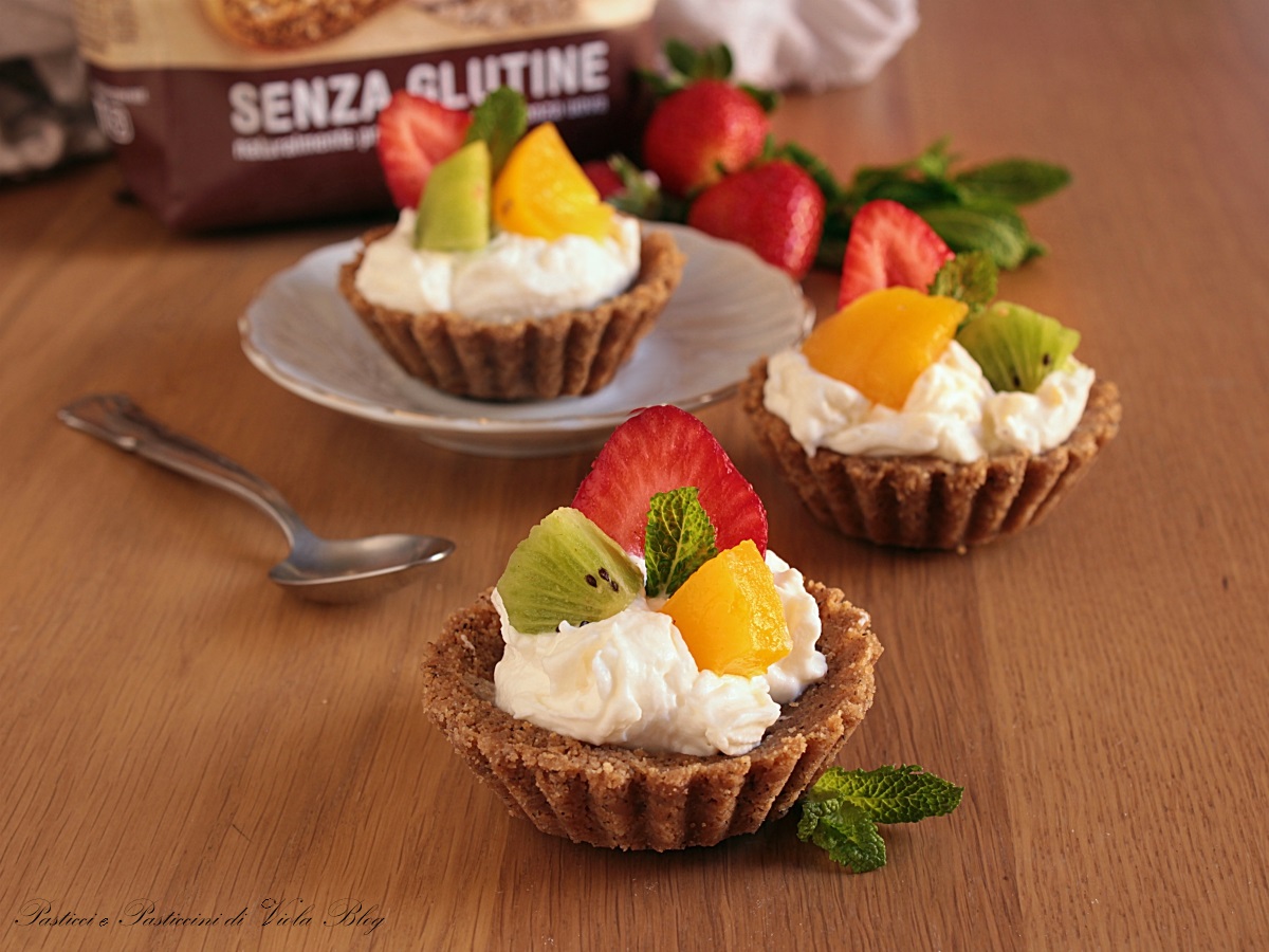 Tartellette alla frutta con biscotti saraceni di inglese