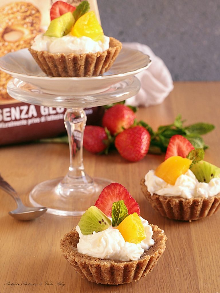Tartellette alla frutta con biscotti saraceni di inglese