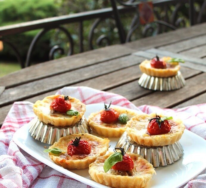 Tartellette con crema di formaggi, noci e pomodorini