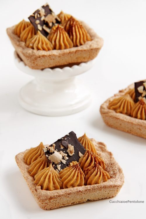 Tartellette di dacquoise al cocco e crema al caramello