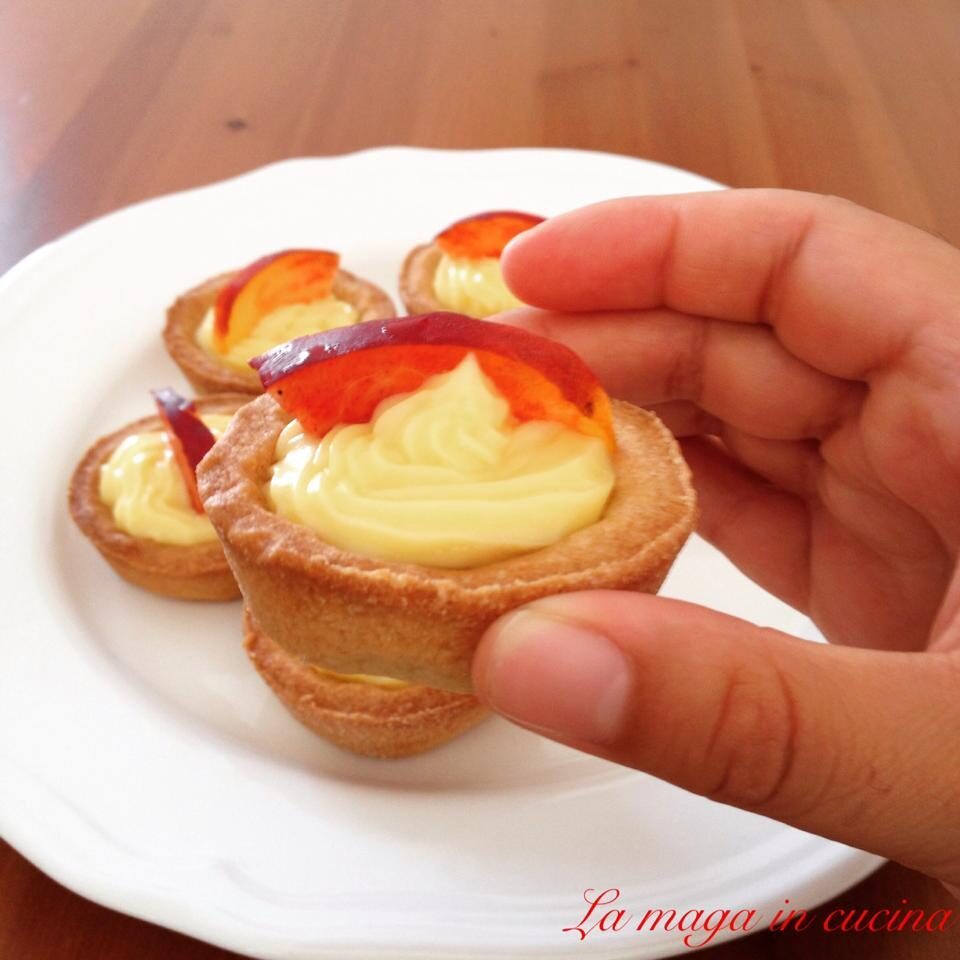 Tartellette di farro con crema e pesche