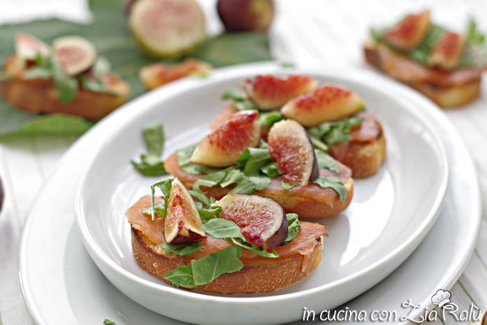 Tartine al salmone fichi e zenzero