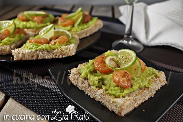 Tartine avocado gamberi e lime