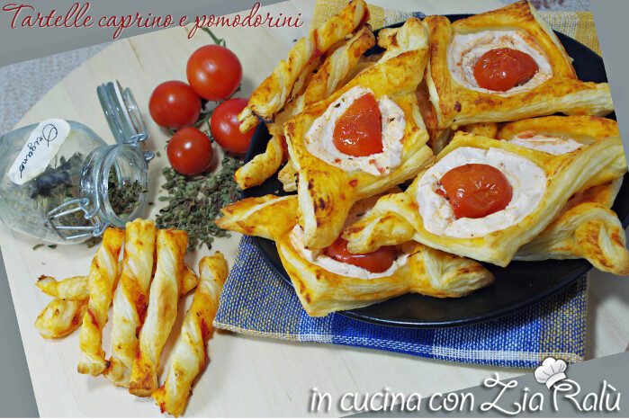 Tartine caprino e pomodorini di pasta sfoglia