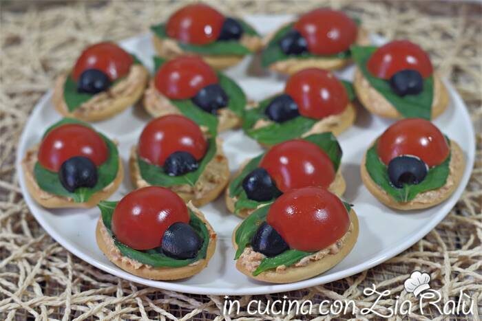 Tartine coccinella ai pomodori secchi