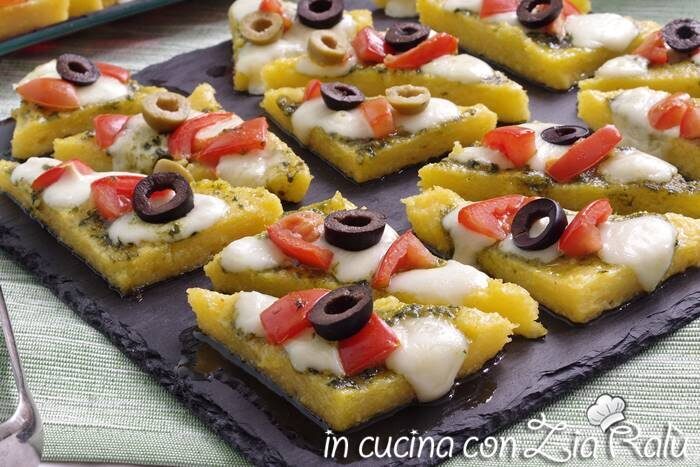 Tartine di polenta pesto e pomodorini