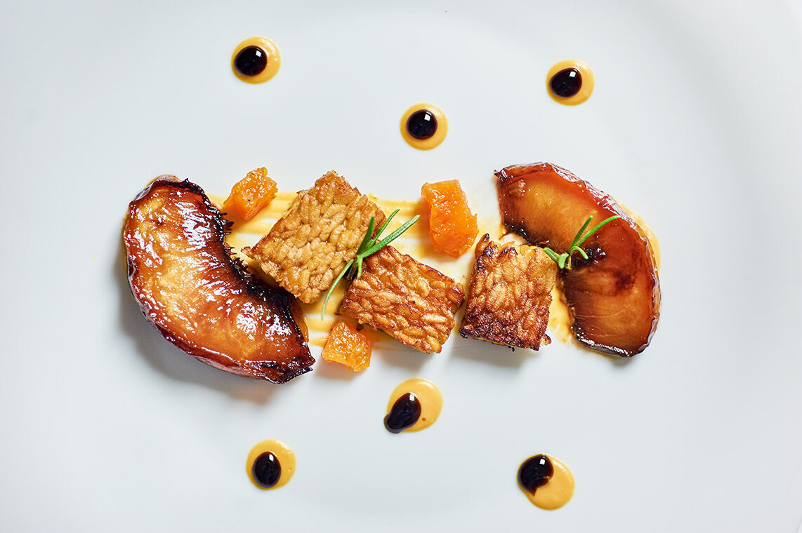 Tempeh con zucca e pesche al vino
