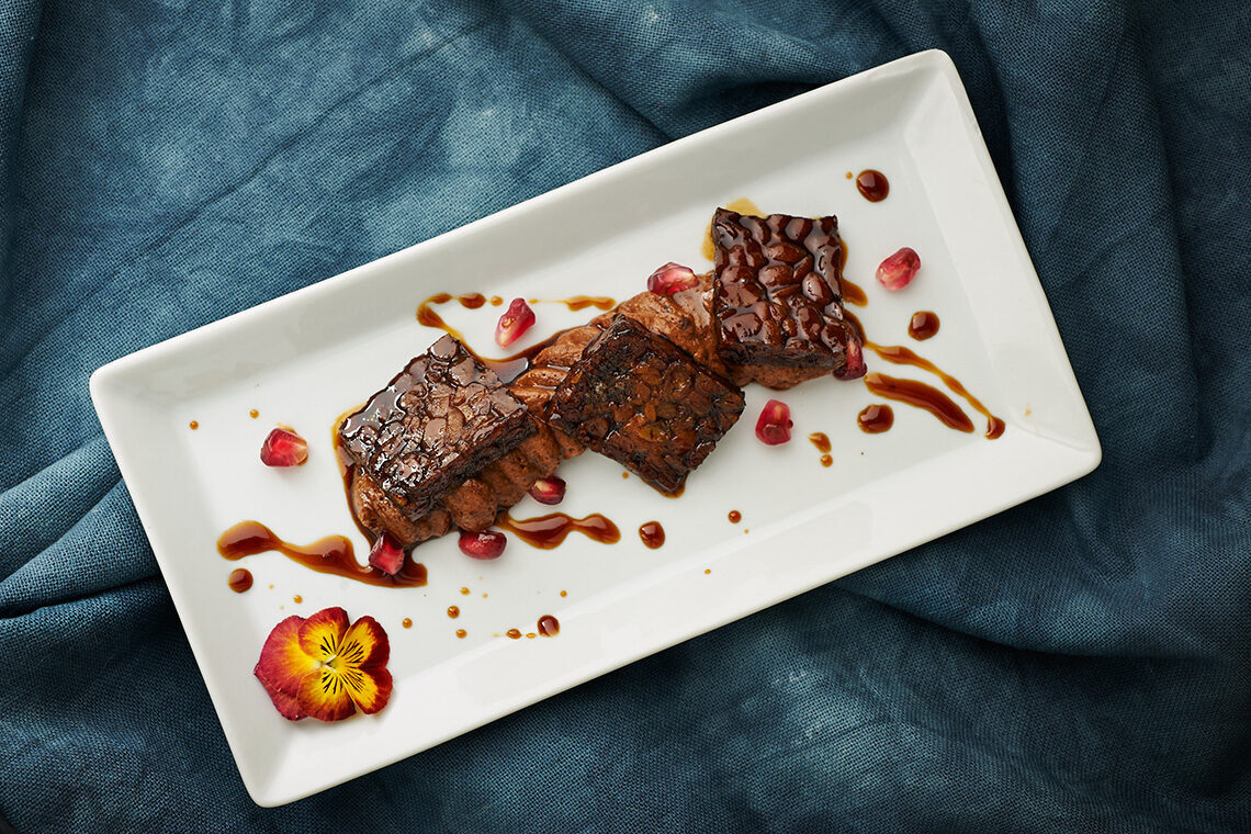 Tempeh glassato con mousse fondente