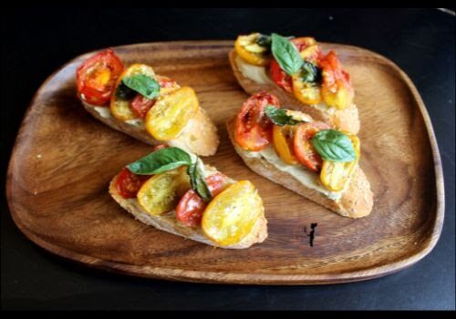 Tempo di pomodori e ricette sfiziose: crostini con spalmabile veg e pomodorini arrostiti in friggitrice ad aria