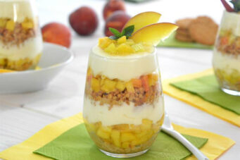 Tiramisù al rum con pesche un dessert fresco per l’estate